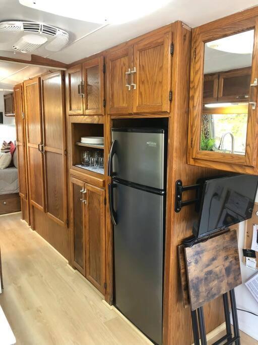 The Steel Magnolia Airstream - Cabins At Rim Rock Austin Exterior photo
